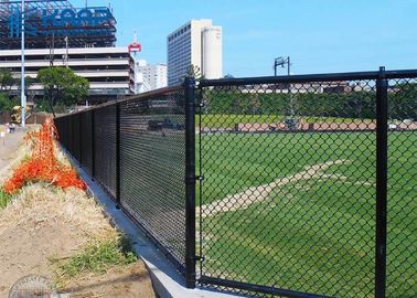 黒いチェーン・リンクのゲート、加えられる野球のフットボール裁判所を囲うチェーン網